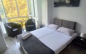 Hostel Florentin camere băi comune acces bucatarie smart tv Netflix Constanta